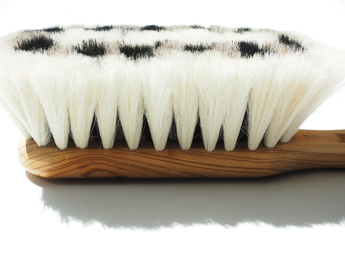 ARE NATURAL OR SYNTHETIC HAIRBRUSH BRISTLES BETTER FOR YOUR HAIR?